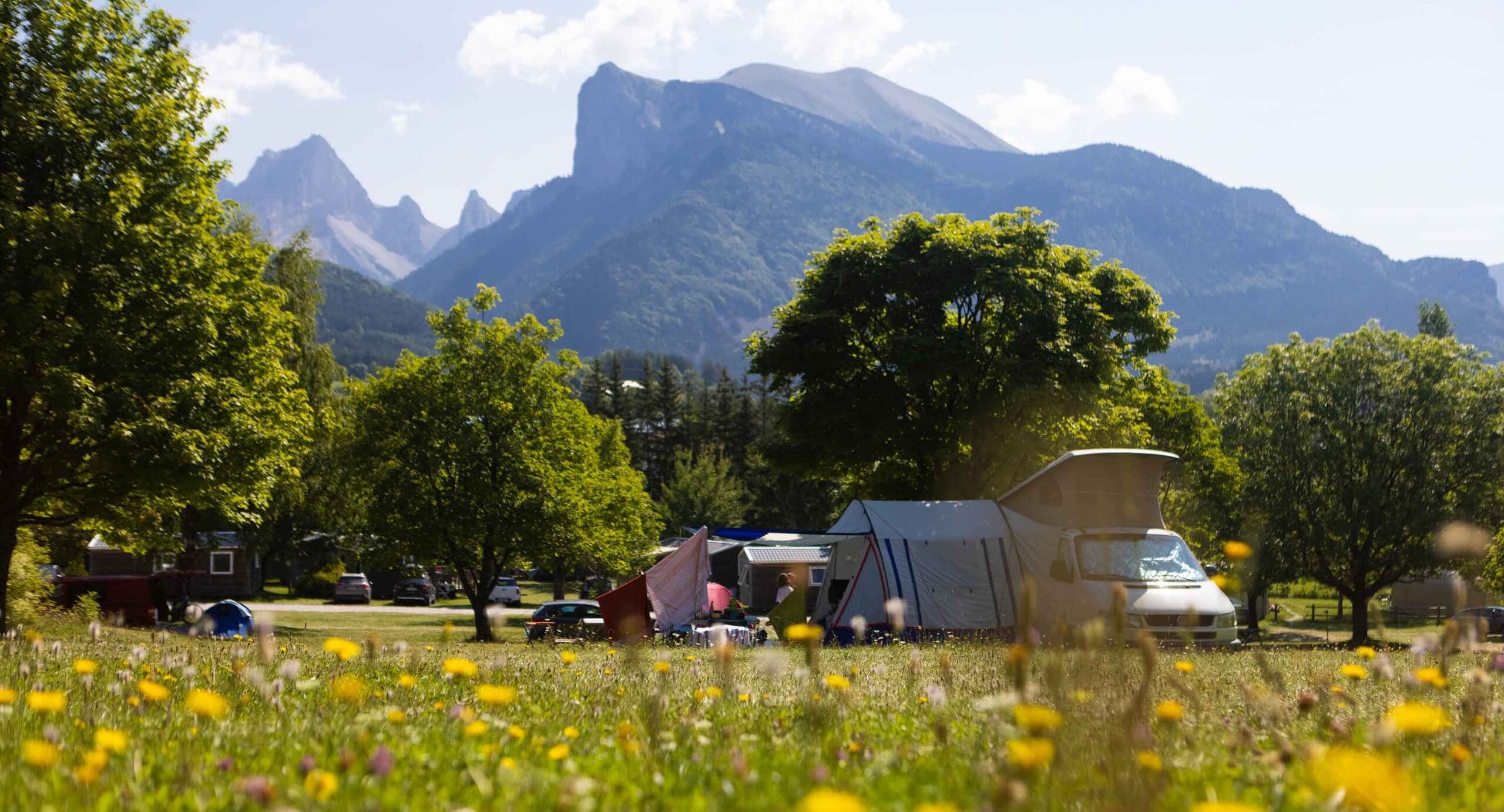 Emplacement de camping dans les Alpes