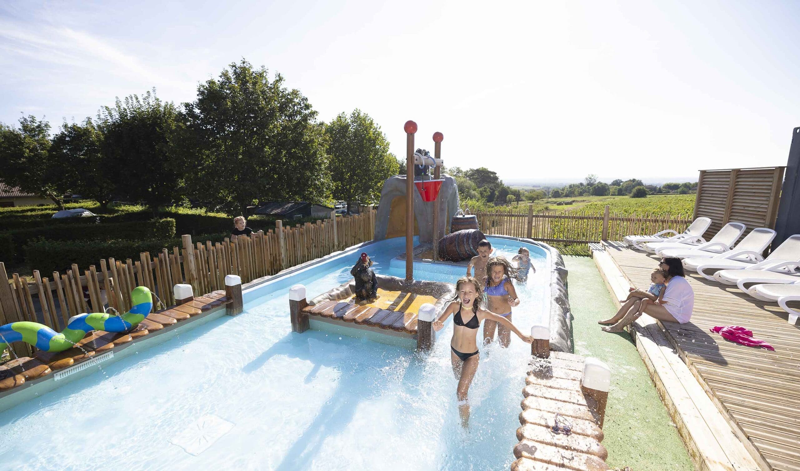 Camping dans le Beaujolais avec pataugeoire ludique et piscine couverte