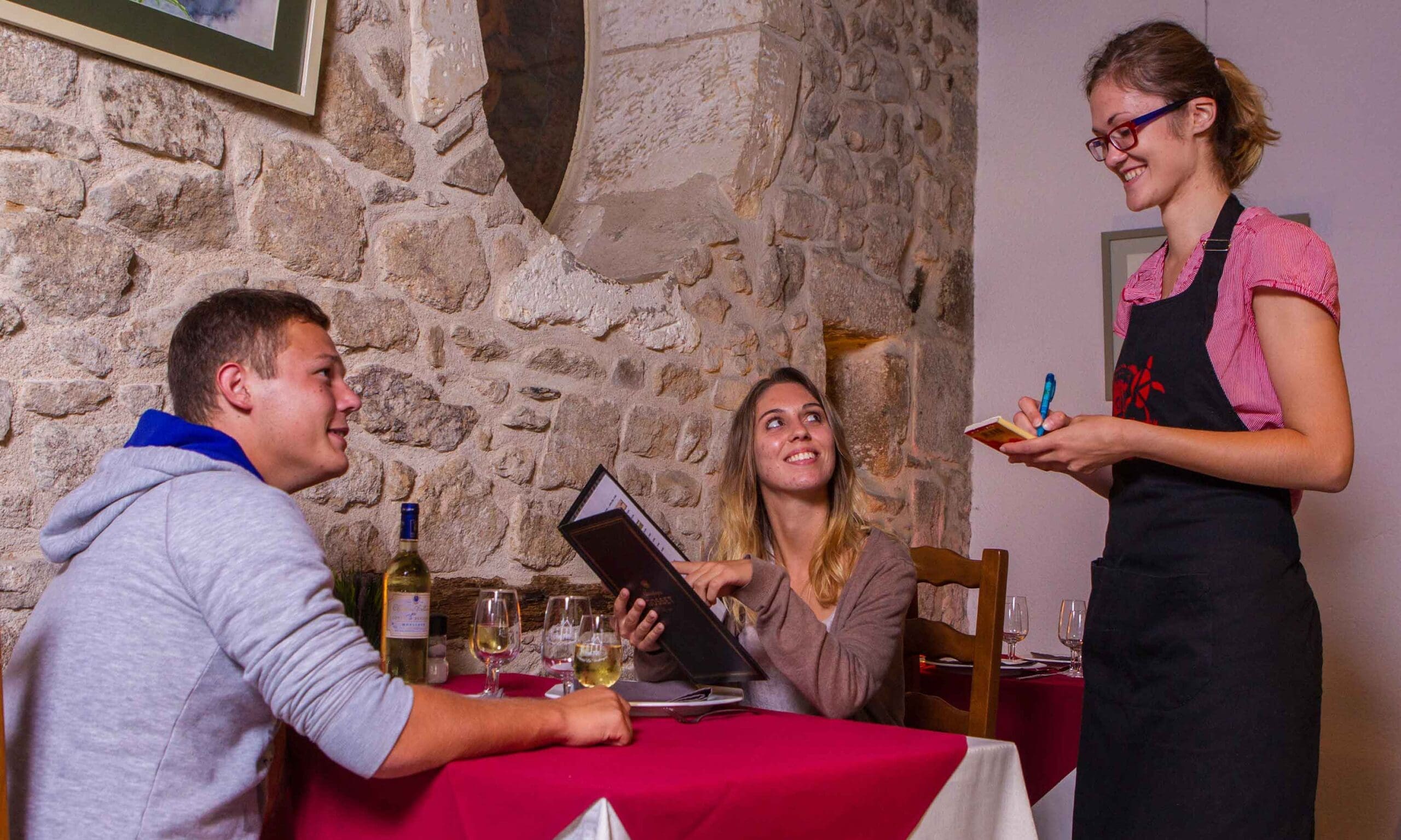 Restaurant dans le château au camping en Dordogne Château le Verdoyer