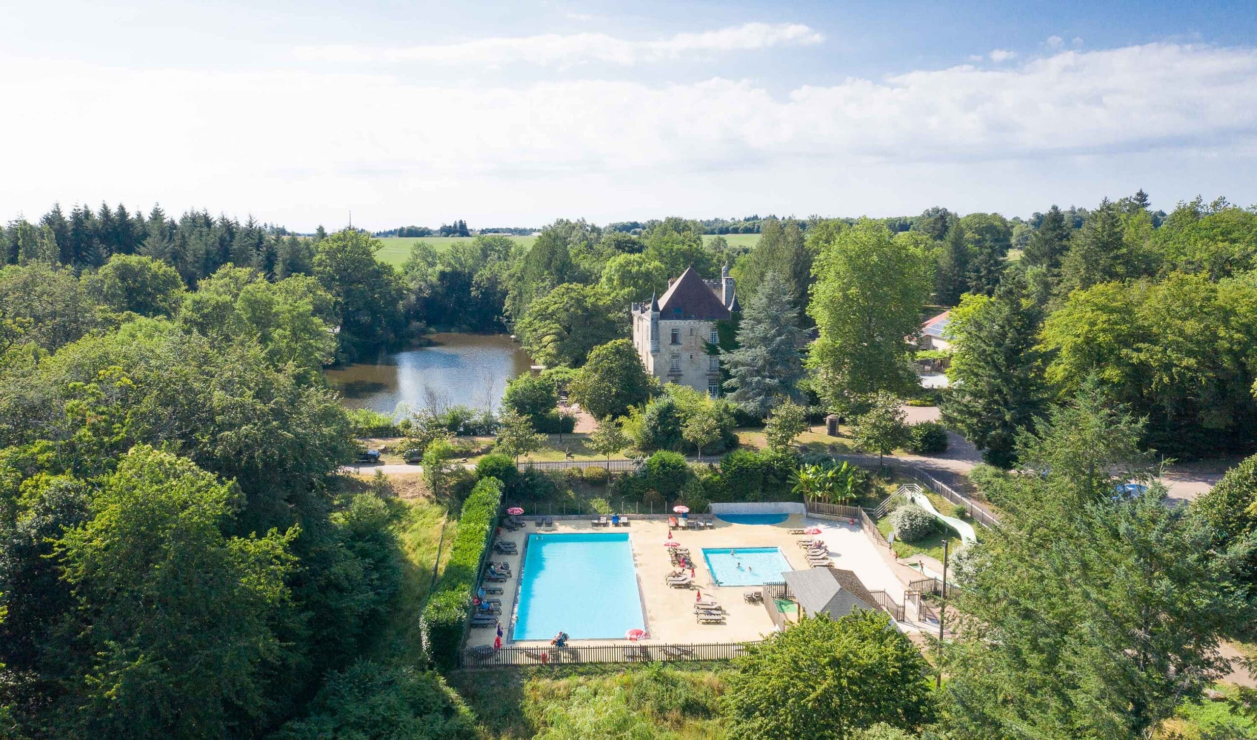 Camping en Dordogne avec piscine et toboggan aquatique